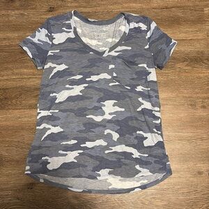 so blue camo v neck pocket tee